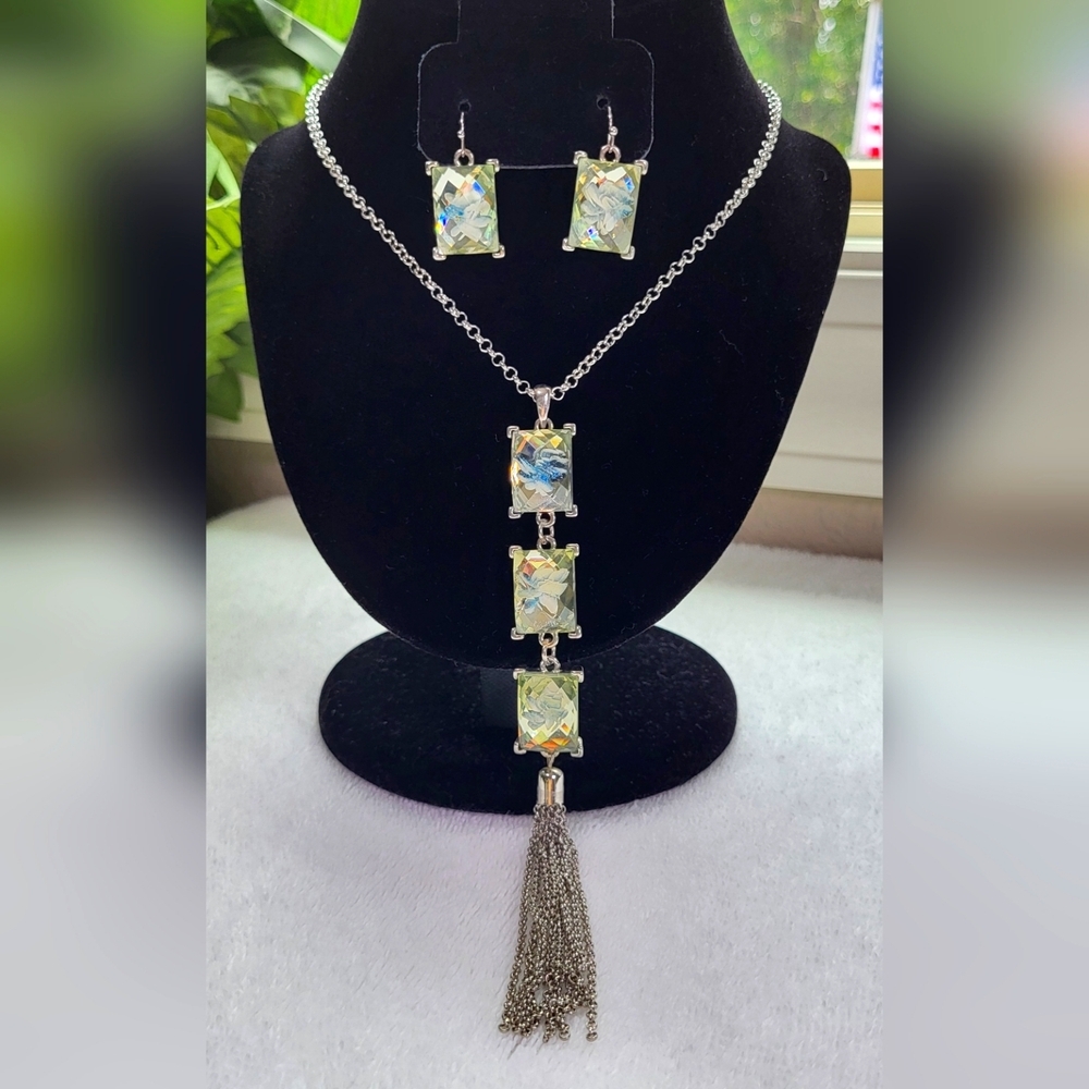 Cato Light Green Hidden Flower Necklace And Matching Earrings Pierced 16$